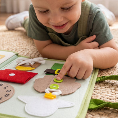 Livrinho Sensorial de Atividades Tiny Love Busy Book Boho Chic - Coordenação motora fina na prática