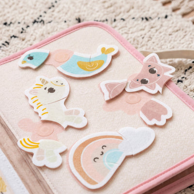 Livrinho Sensorial de Atividades Tiny Love Busy Book Wonderlands Collection - Cenários com velcro